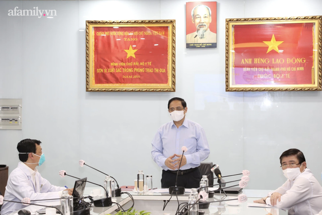 Thủ tướng tức tốc vào TP.HCM kiểm tra Bệnh viện Chợ Rẫy, cảnh báo tư tưởng lơ là mất cảnh giác trong chống dịch COVID-19 - 2 Thủ tướng tức tốc vào TP.HCM kiểm tra Bệnh viện Chợ Rẫy, cảnh báo tư tưởng lơ là mất cảnh giác trong chống dịch COVID-19 - 2