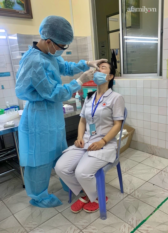Thủ tướng tức tốc vào TP.HCM kiểm tra Bệnh viện Chợ Rẫy, cảnh báo tư tưởng lơ là mất cảnh giác trong chống dịch COVID-19 - 1 Thủ tướng tức tốc vào TP.HCM kiểm tra Bệnh viện Chợ Rẫy, cảnh báo tư tưởng lơ là mất cảnh giác trong chống dịch COVID-19 - 1