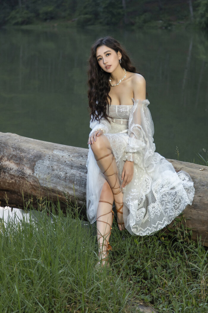Hoàng Thuỳ - Mai Phương Thuý đọ vòng 1 khi cùng diện chiếc váy mỏng manh như sương - 4 Hoàng Thuỳ - Mai Phương Thuý đọ vòng 1 khi cùng diện chiếc váy mỏng manh như sương - 4