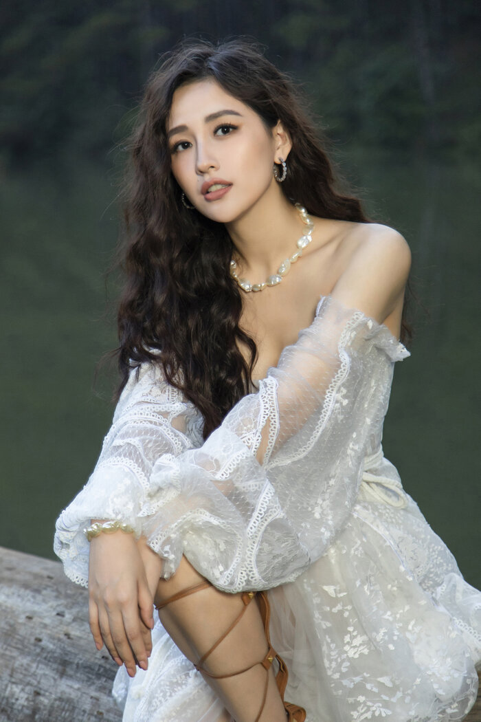 Hoàng Thuỳ - Mai Phương Thuý đọ vòng 1 khi cùng diện chiếc váy mỏng manh như sương - 5 Hoàng Thuỳ - Mai Phương Thuý đọ vòng 1 khi cùng diện chiếc váy mỏng manh như sương - 5