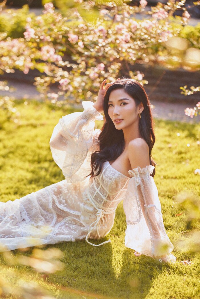 Hoàng Thuỳ - Mai Phương Thuý đọ vòng 1 khi cùng diện chiếc váy mỏng manh như sương - 7 Hoàng Thuỳ - Mai Phương Thuý đọ vòng 1 khi cùng diện chiếc váy mỏng manh như sương - 7