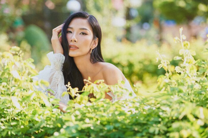 Hoàng Thuỳ - Mai Phương Thuý đọ vòng 1 khi cùng diện chiếc váy mỏng manh như sương - 10 Hoàng Thuỳ - Mai Phương Thuý đọ vòng 1 khi cùng diện chiếc váy mỏng manh như sương - 10