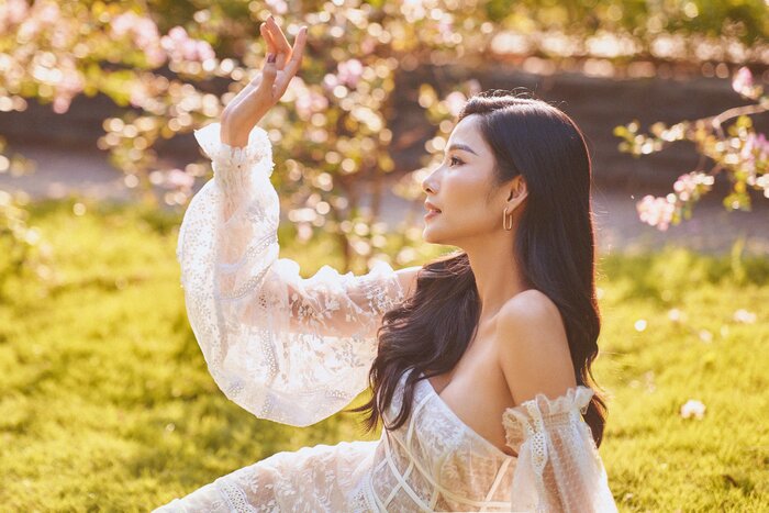 Hoàng Thuỳ - Mai Phương Thuý đọ vòng 1 khi cùng diện chiếc váy mỏng manh như sương - 6 Hoàng Thuỳ - Mai Phương Thuý đọ vòng 1 khi cùng diện chiếc váy mỏng manh như sương - 6