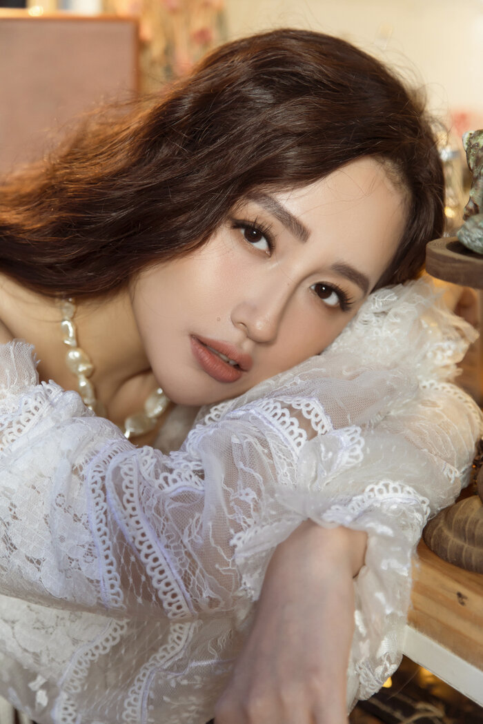 Hoàng Thuỳ - Mai Phương Thuý đọ vòng 1 khi cùng diện chiếc váy mỏng manh như sương - 2 Hoàng Thuỳ - Mai Phương Thuý đọ vòng 1 khi cùng diện chiếc váy mỏng manh như sương - 2
