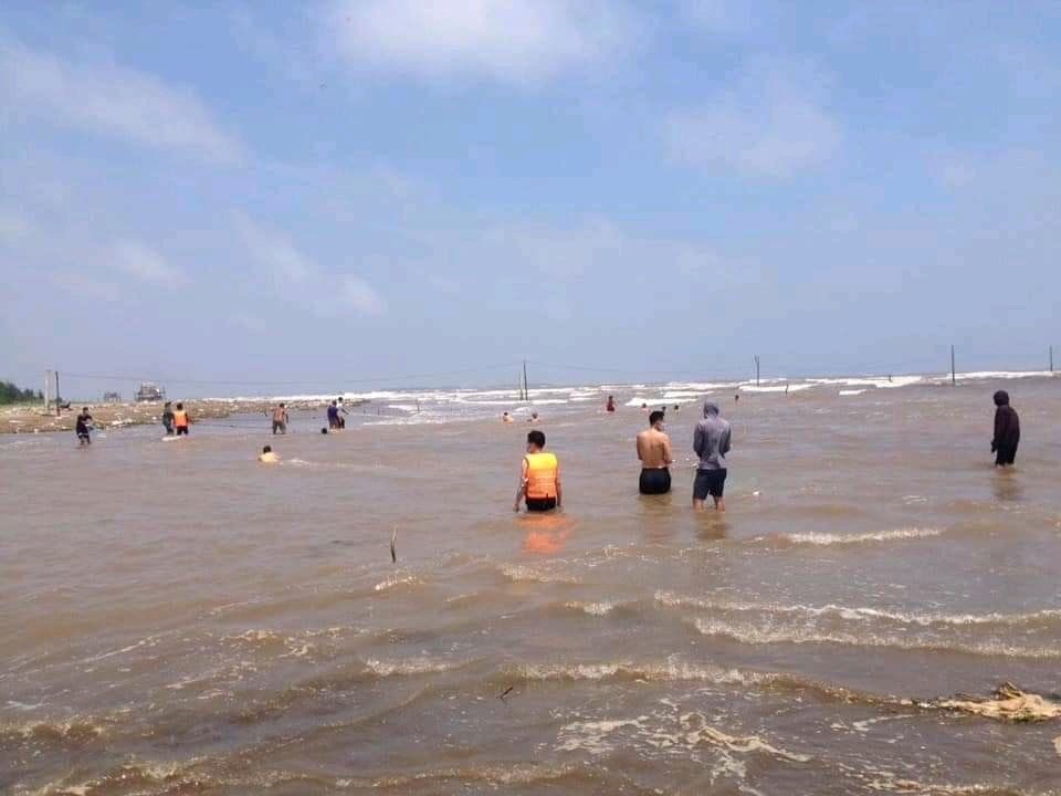 Tìm thấy thi thể của 2 trong số 3 học sinh bị sóng cuốn mất tích ở Nam Định Tìm thấy thi thể của 2 trong số 3 học sinh bị sóng cuốn mất tích ở Nam Định