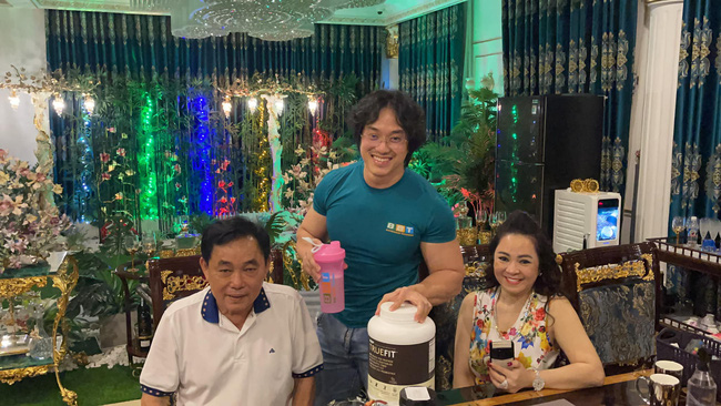 Xuất hiện hình ảnh bên trong dinh thự gia đình bà Phương Hằng và ông Dũng 'lò vôi' đang sống, nhưng khiến nhiều người bị khó hiểu vì một điểm kỳ lạ trong căn nhà!? - 1 Xuất hiện hình ảnh bên trong dinh thự gia đình bà Phương Hằng và ông Dũng 'lò vôi' đang sống, nhưng khiến nhiều người bị khó hiểu vì một điểm kỳ lạ trong căn nhà!? - 1