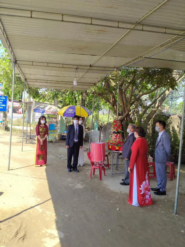 Phòng Covid-19, nhà trai và nhà gái tổ chức đám hỏi ngay tại chốt kiểm dịch Phòng Covid-19, nhà trai và nhà gái tổ chức đám hỏi ngay tại chốt kiểm dịch