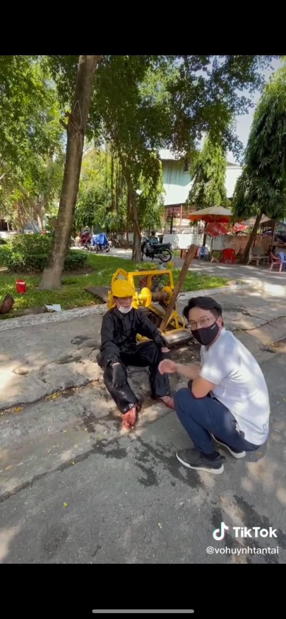 Người đàn ông làm nghề móc cống hơn 30 năm tại Sài Gòn bất ngờ nói một câu về thói quen xấu của rất nhiều người, khiến ai xem xong cũng phải giật mình rồi bật khóc - 1 Người đàn ông làm nghề móc cống hơn 30 năm tại Sài Gòn bất ngờ nói một câu về thói quen xấu của rất nhiều người, khiến ai xem xong cũng phải giật mình rồi bật khóc - 1