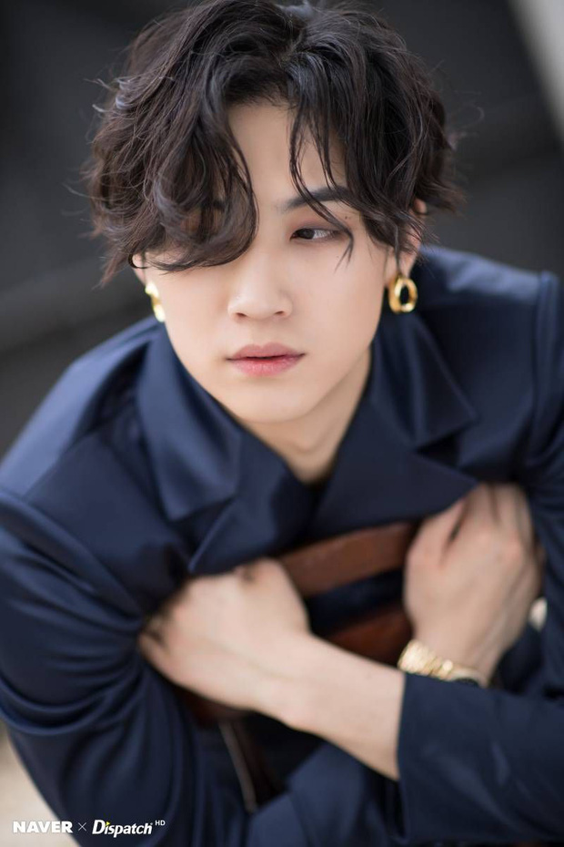 Nửa đêm livestream, nam idol thủ lĩnh của GOT7 để lộ bức tường dán toàn ảnh phụ nữ khỏa thân gây sốc trong phòng - 1 Nửa đêm livestream, nam idol thủ lĩnh của GOT7 để lộ bức tường dán toàn ảnh phụ nữ khỏa thân gây sốc trong phòng - 1