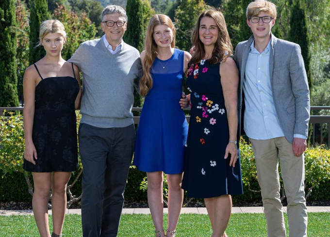 Bill Gates tươi cười bên con gái sau ly hôn - 1 Bill Gates tươi cười bên con gái sau ly hôn - 1