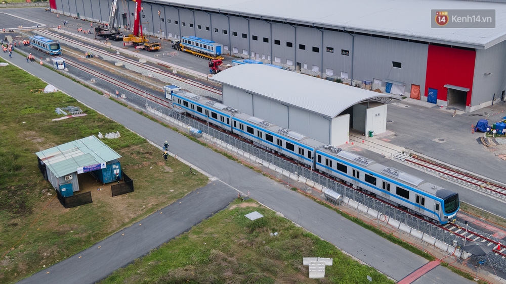 TP.HCM: Toàn cảnh lắp ráp đoàn tàu Metro số 1 nặng 37 tấn vào đường ray, sẵn sàng chạy thử - 17 TP.HCM: Toàn cảnh lắp ráp đoàn tàu Metro số 1 nặng 37 tấn vào đường ray, sẵn sàng chạy thử - 17