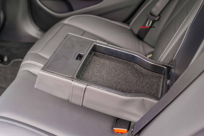 Chạy lướt 20.000km, Mercedes-Benz E-Class hạ giá chỉ đắt hơn Honda Accord 'lăn bánh' khoảng 300 triệu đồng - 18 Chạy lướt 20.000km, Mercedes-Benz E-Class hạ giá chỉ đắt hơn Honda Accord 'lăn bánh' khoảng 300 triệu đồng - 18