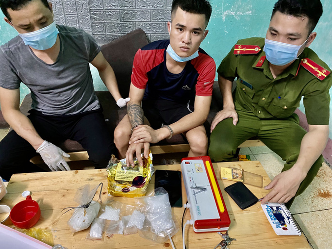 Kẻ buôn ma túy từ trong 'boong-ke' thả chó dữ cắn 2 cảnh sát bị thương Kẻ buôn ma túy từ trong 'boong-ke' thả chó dữ cắn 2 cảnh sát bị thương