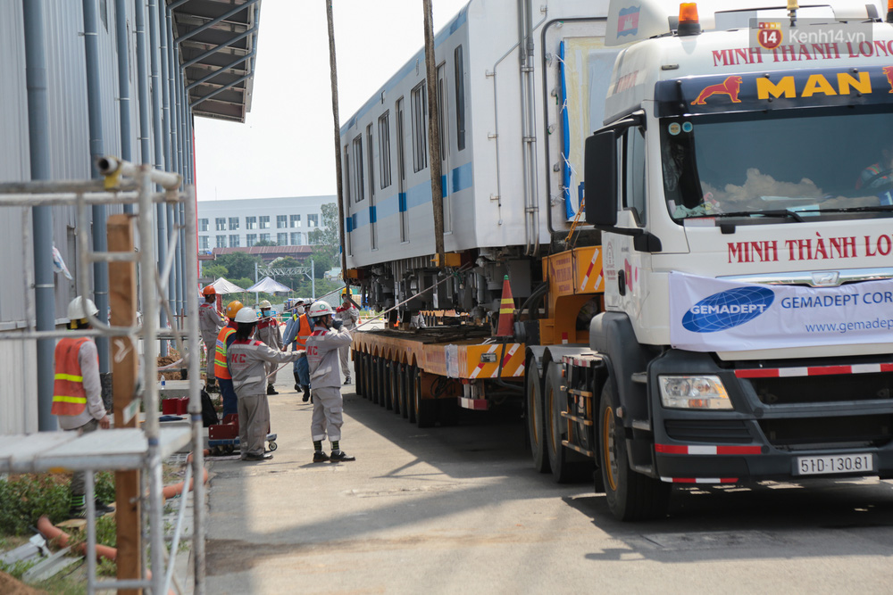 TP.HCM: Toàn cảnh lắp ráp đoàn tàu Metro số 1 nặng 37 tấn vào đường ray, sẵn sàng chạy thử - 2 TP.HCM: Toàn cảnh lắp ráp đoàn tàu Metro số 1 nặng 37 tấn vào đường ray, sẵn sàng chạy thử - 2