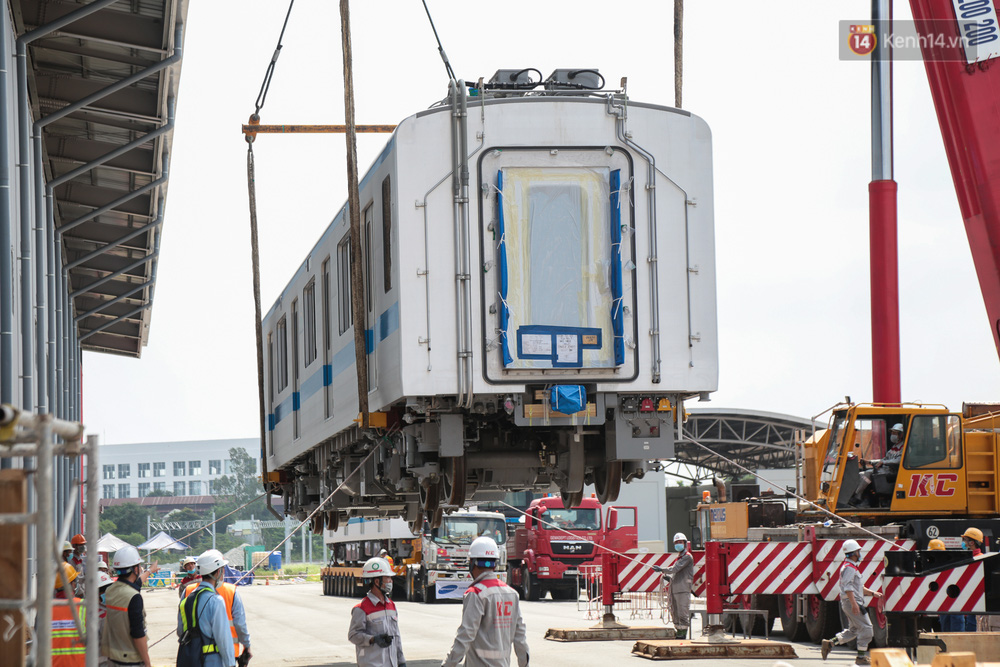 TP.HCM: Toàn cảnh lắp ráp đoàn tàu Metro số 1 nặng 37 tấn vào đường ray, sẵn sàng chạy thử - 4 TP.HCM: Toàn cảnh lắp ráp đoàn tàu Metro số 1 nặng 37 tấn vào đường ray, sẵn sàng chạy thử - 4