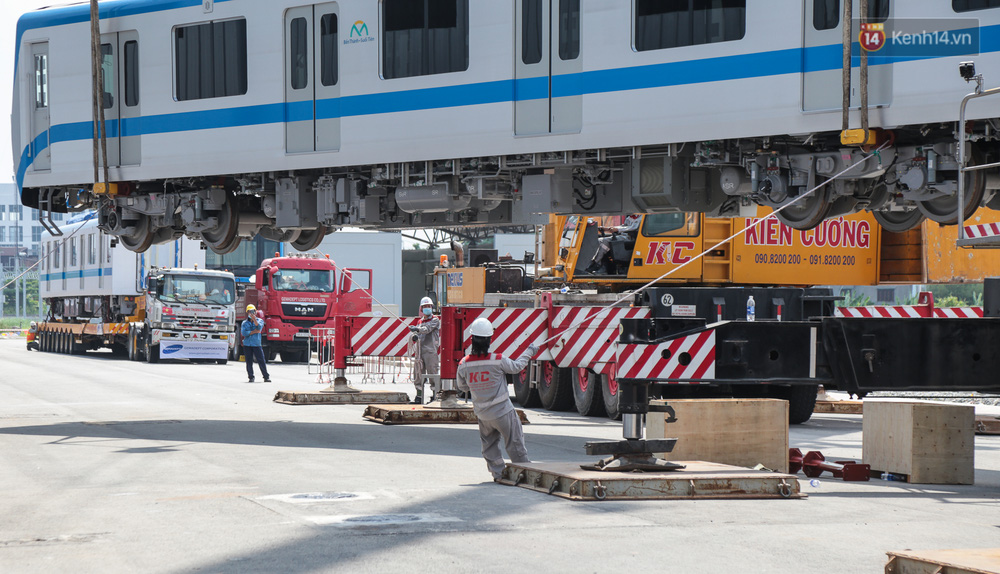 TP.HCM: Toàn cảnh lắp ráp đoàn tàu Metro số 1 nặng 37 tấn vào đường ray, sẵn sàng chạy thử - 5 TP.HCM: Toàn cảnh lắp ráp đoàn tàu Metro số 1 nặng 37 tấn vào đường ray, sẵn sàng chạy thử - 5