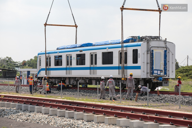 TP.HCM: Toàn cảnh lắp ráp đoàn tàu Metro số 1 nặng 37 tấn vào đường ray, sẵn sàng chạy thử - 10 TP.HCM: Toàn cảnh lắp ráp đoàn tàu Metro số 1 nặng 37 tấn vào đường ray, sẵn sàng chạy thử - 10