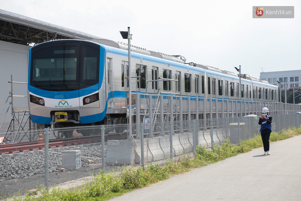 TP.HCM: Toàn cảnh lắp ráp đoàn tàu Metro số 1 nặng 37 tấn vào đường ray, sẵn sàng chạy thử - 15 TP.HCM: Toàn cảnh lắp ráp đoàn tàu Metro số 1 nặng 37 tấn vào đường ray, sẵn sàng chạy thử - 15