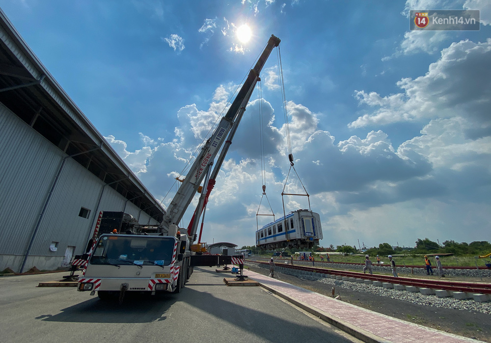 TP.HCM: Toàn cảnh lắp ráp đoàn tàu Metro số 1 nặng 37 tấn vào đường ray, sẵn sàng chạy thử - 7 TP.HCM: Toàn cảnh lắp ráp đoàn tàu Metro số 1 nặng 37 tấn vào đường ray, sẵn sàng chạy thử - 7