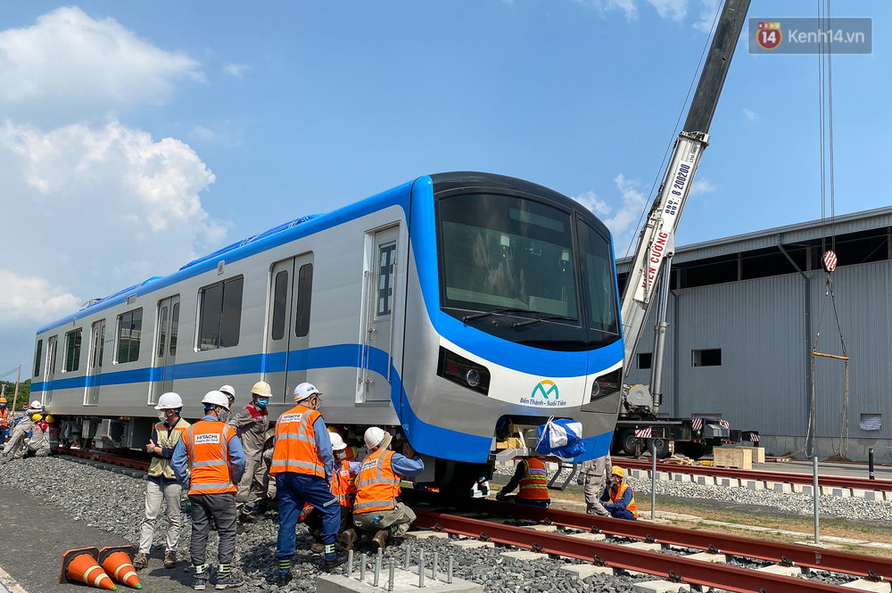 TP.HCM: Toàn cảnh lắp ráp đoàn tàu Metro số 1 nặng 37 tấn vào đường ray, sẵn sàng chạy thử - 12 TP.HCM: Toàn cảnh lắp ráp đoàn tàu Metro số 1 nặng 37 tấn vào đường ray, sẵn sàng chạy thử - 12