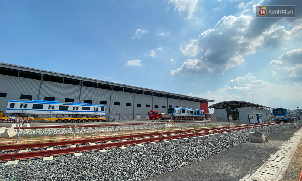 TP.HCM: Toàn cảnh lắp ráp đoàn tàu Metro số 1 nặng 37 tấn vào đường ray, sẵn sàng chạy thử - 13 TP.HCM: Toàn cảnh lắp ráp đoàn tàu Metro số 1 nặng 37 tấn vào đường ray, sẵn sàng chạy thử - 13