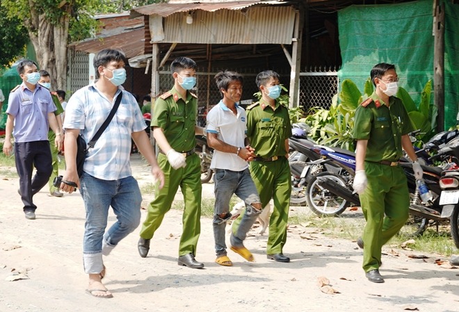 Nghịch tử 'ngáo đá' chém cha ruột rồi phân xác, chôn dưới nền nhà và bồn cầu Nghịch tử 'ngáo đá' chém cha ruột rồi phân xác, chôn dưới nền nhà và bồn cầu