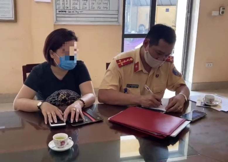 Phạt 17 triệu đồng nữ tài xế đi lùi trên cao tốc Hà Nội - Thái Nguyên Phạt 17 triệu đồng nữ tài xế đi lùi trên cao tốc Hà Nội - Thái Nguyên