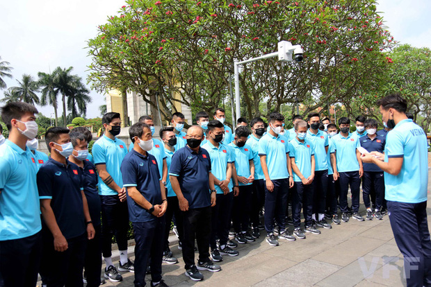 Đội trưởng Quế Ngọc Hải phát biểu xúc động: 'Tuyển Việt Nam xin hứa sẽ mang vinh quang về cho Tổ quốc' Đội trưởng Quế Ngọc Hải phát biểu xúc động: 'Tuyển Việt Nam xin hứa sẽ mang vinh quang về cho Tổ quốc'