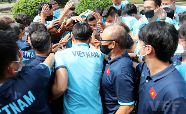 Đội trưởng Quế Ngọc Hải phát biểu xúc động: 'Tuyển Việt Nam xin hứa sẽ mang vinh quang về cho Tổ quốc' - 1 Đội trưởng Quế Ngọc Hải phát biểu xúc động: 'Tuyển Việt Nam xin hứa sẽ mang vinh quang về cho Tổ quốc' - 1