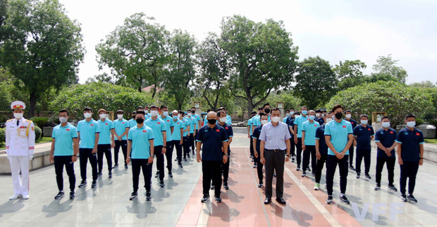 Đội trưởng Quế Ngọc Hải phát biểu xúc động: 'Tuyển Việt Nam xin hứa sẽ mang vinh quang về cho Tổ quốc' - 2 Đội trưởng Quế Ngọc Hải phát biểu xúc động: 'Tuyển Việt Nam xin hứa sẽ mang vinh quang về cho Tổ quốc' - 2