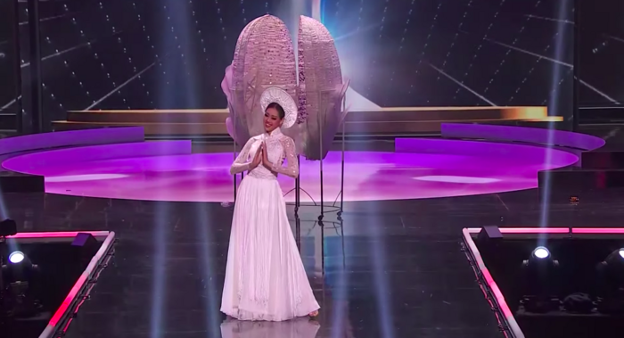 Miss Universe 2020: 'Kén Em' bị trục trặc, fan nghẹn ngào khi Khánh Vân tự tay sơn sửa trước giờ thi - 11 Miss Universe 2020: 'Kén Em' bị trục trặc, fan nghẹn ngào khi Khánh Vân tự tay sơn sửa trước giờ thi - 11