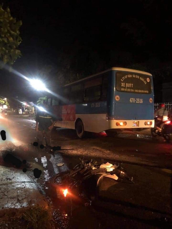 Xe buýt và xe máy tông nhau trực diện, 2 người tử vong tại chỗ Xe buýt và xe máy tông nhau trực diện, 2 người tử vong tại chỗ