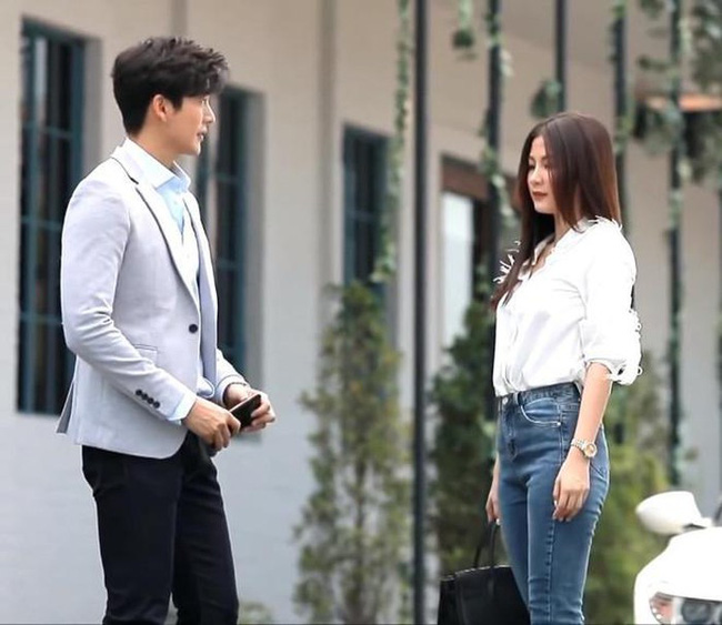 Chồng tan làm về vội lao vào bếp chờ cơm tối, ai ngờ vừa đẩy cửa mà anh ta 'suýt ngất' khi nhìn người phụ nữ đeo tạp dề bên trong - 1 Chồng tan làm về vội lao vào bếp chờ cơm tối, ai ngờ vừa đẩy cửa mà anh ta 'suýt ngất' khi nhìn người phụ nữ đeo tạp dề bên trong - 1