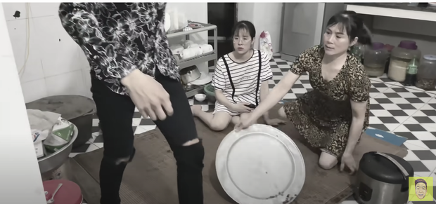 Drama 'cực căng' ở quê bà Tân Vlog: Một thanh niên bỏ nhà đi theo bạn gái, hôm sau xuất hiện trong clip 'ăn chực' - 4 Drama 'cực căng' ở quê bà Tân Vlog: Một thanh niên bỏ nhà đi theo bạn gái, hôm sau xuất hiện trong clip 'ăn chực' - 4