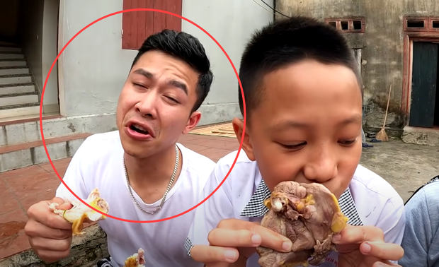 Drama 'cực căng' ở quê bà Tân Vlog: Một thanh niên bỏ nhà đi theo bạn gái, hôm sau xuất hiện trong clip 'ăn chực' - 2 Drama 'cực căng' ở quê bà Tân Vlog: Một thanh niên bỏ nhà đi theo bạn gái, hôm sau xuất hiện trong clip 'ăn chực' - 2