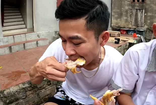 Drama 'cực căng' ở quê bà Tân Vlog: Một thanh niên bỏ nhà đi theo bạn gái, hôm sau xuất hiện trong clip 'ăn chực' - 5 Drama 'cực căng' ở quê bà Tân Vlog: Một thanh niên bỏ nhà đi theo bạn gái, hôm sau xuất hiện trong clip 'ăn chực' - 5