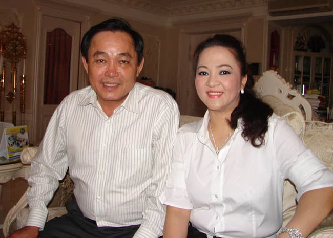 Bà Phương Hằng mới học hết lớp 11 nhưng lại khoe có bằng Giáo sư đại học, chuyện này rốt cuộc là sao? Bà Phương Hằng mới học hết lớp 11 nhưng lại khoe có bằng Giáo sư đại học, chuyện này rốt cuộc là sao?