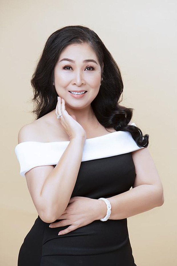 Bà Phương Hằng chính thức lên tiếng làm rõ vì nghi ngờ bị NSND Hồng Vân mỉa mai tố cáo lừa đảo kiếm tiền - 1 Bà Phương Hằng chính thức lên tiếng làm rõ vì nghi ngờ bị NSND Hồng Vân mỉa mai tố cáo lừa đảo kiếm tiền - 1