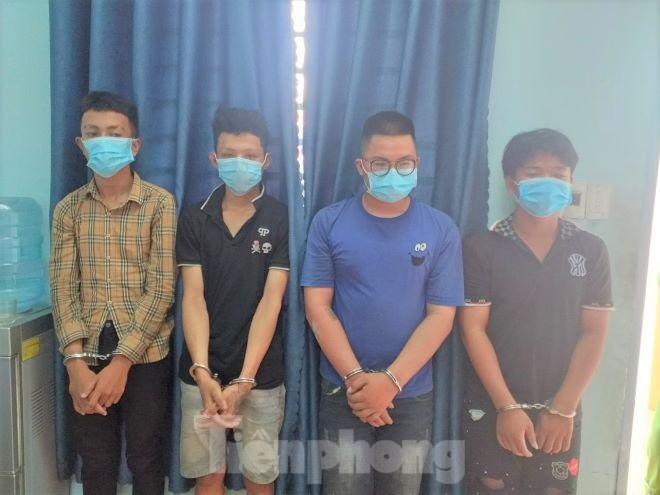 Nhóm cướp ‘nhí’ táo tợn dùng mã tấu chém công an Nhóm cướp ‘nhí’ táo tợn dùng mã tấu chém công an
