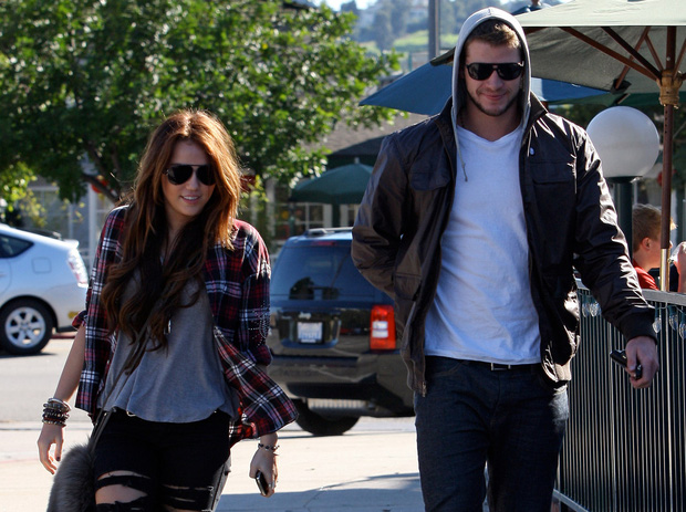 Tình yêu 10 năm 'xoay vòng' Miley Cyrus: Lúc ngoan hiền lúc nổi loạn chấn động, nghi vấn Liam Hemsworth âm mưu kiểm soát - 4 Tình yêu 10 năm 'xoay vòng' Miley Cyrus: Lúc ngoan hiền lúc nổi loạn chấn động, nghi vấn Liam Hemsworth âm mưu kiểm soát - 4