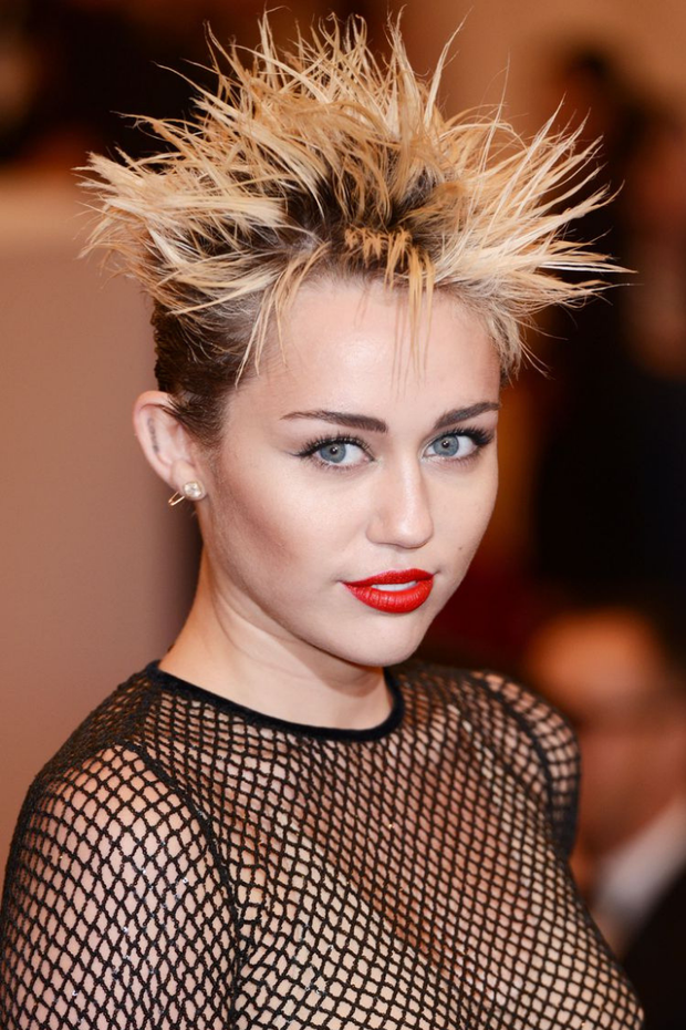 Tình yêu 10 năm 'xoay vòng' Miley Cyrus: Lúc ngoan hiền lúc nổi loạn chấn động, nghi vấn Liam Hemsworth âm mưu kiểm soát - 6 Tình yêu 10 năm 'xoay vòng' Miley Cyrus: Lúc ngoan hiền lúc nổi loạn chấn động, nghi vấn Liam Hemsworth âm mưu kiểm soát - 6
