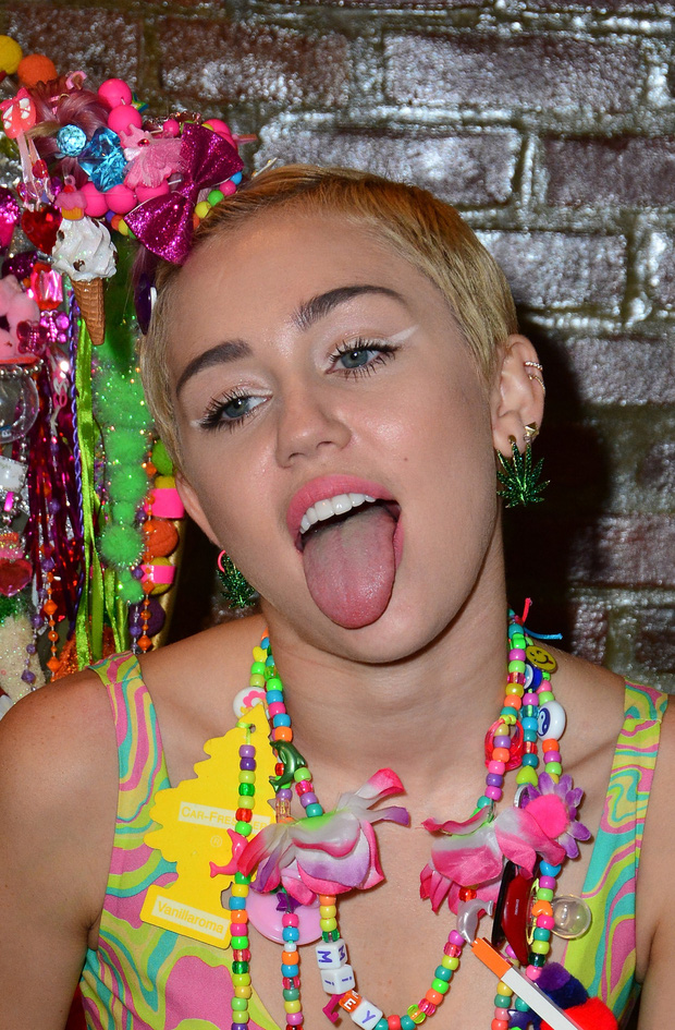 Tình yêu 10 năm 'xoay vòng' Miley Cyrus: Lúc ngoan hiền lúc nổi loạn chấn động, nghi vấn Liam Hemsworth âm mưu kiểm soát - 7 Tình yêu 10 năm 'xoay vòng' Miley Cyrus: Lúc ngoan hiền lúc nổi loạn chấn động, nghi vấn Liam Hemsworth âm mưu kiểm soát - 7