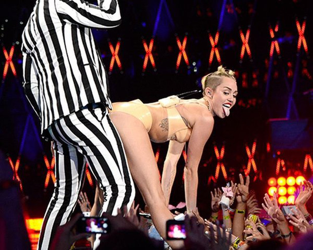 Tình yêu 10 năm 'xoay vòng' Miley Cyrus: Lúc ngoan hiền lúc nổi loạn chấn động, nghi vấn Liam Hemsworth âm mưu kiểm soát - 8 Tình yêu 10 năm 'xoay vòng' Miley Cyrus: Lúc ngoan hiền lúc nổi loạn chấn động, nghi vấn Liam Hemsworth âm mưu kiểm soát - 8