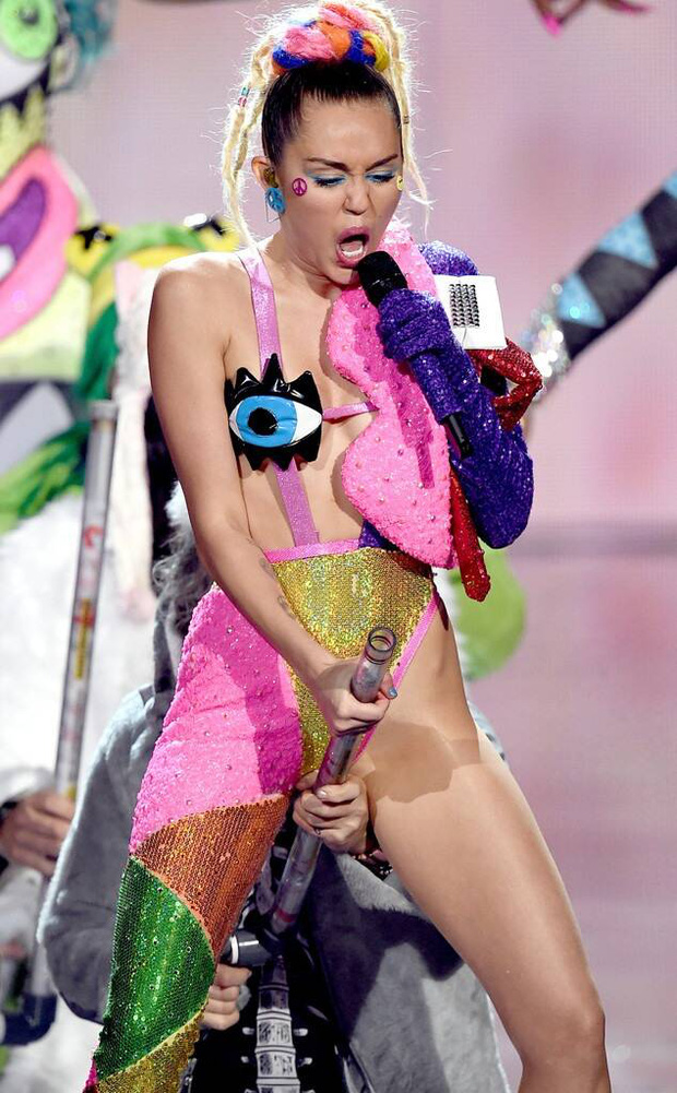 Tình yêu 10 năm 'xoay vòng' Miley Cyrus: Lúc ngoan hiền lúc nổi loạn chấn động, nghi vấn Liam Hemsworth âm mưu kiểm soát - 9 Tình yêu 10 năm 'xoay vòng' Miley Cyrus: Lúc ngoan hiền lúc nổi loạn chấn động, nghi vấn Liam Hemsworth âm mưu kiểm soát - 9