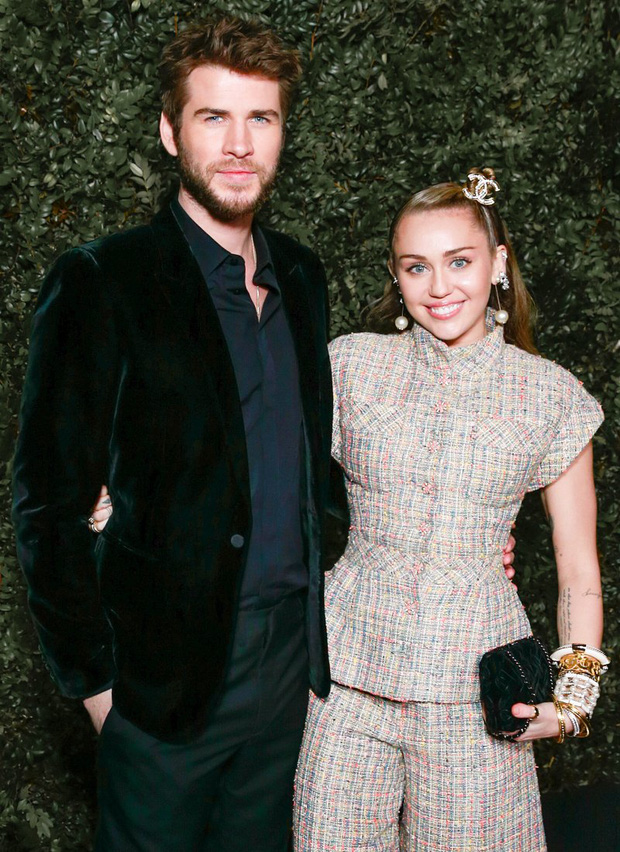 Tình yêu 10 năm 'xoay vòng' Miley Cyrus: Lúc ngoan hiền lúc nổi loạn chấn động, nghi vấn Liam Hemsworth âm mưu kiểm soát - 19 Tình yêu 10 năm 'xoay vòng' Miley Cyrus: Lúc ngoan hiền lúc nổi loạn chấn động, nghi vấn Liam Hemsworth âm mưu kiểm soát - 19