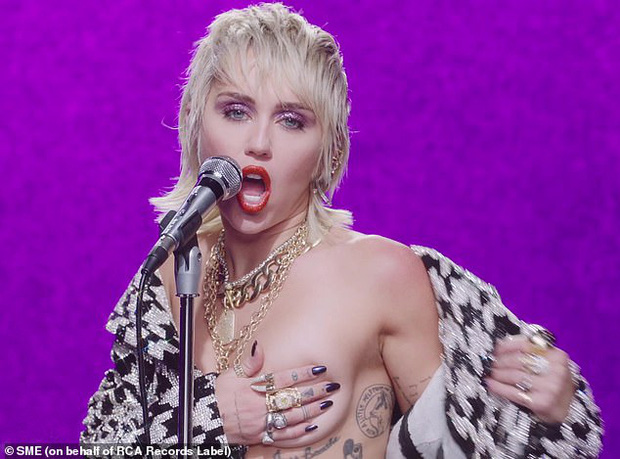 Tình yêu 10 năm 'xoay vòng' Miley Cyrus: Lúc ngoan hiền lúc nổi loạn chấn động, nghi vấn Liam Hemsworth âm mưu kiểm soát - 23 Tình yêu 10 năm 'xoay vòng' Miley Cyrus: Lúc ngoan hiền lúc nổi loạn chấn động, nghi vấn Liam Hemsworth âm mưu kiểm soát - 23