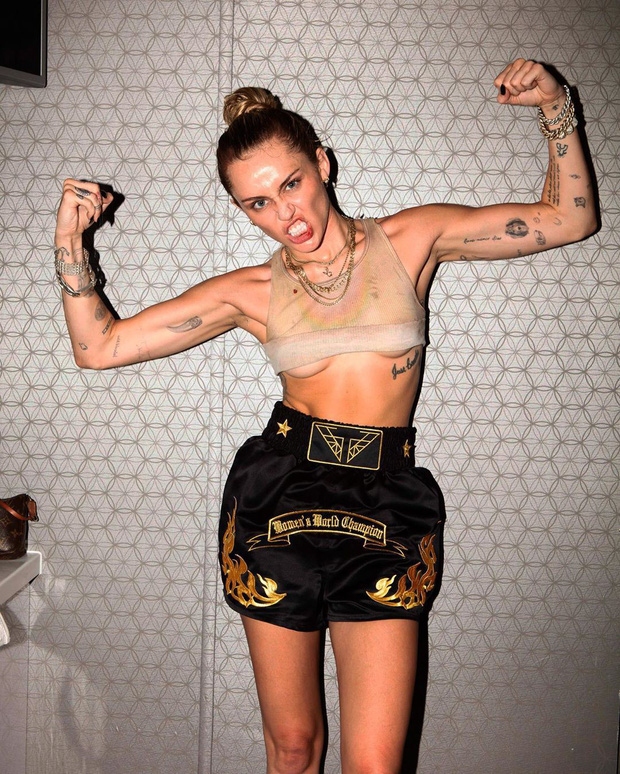 Tình yêu 10 năm 'xoay vòng' Miley Cyrus: Lúc ngoan hiền lúc nổi loạn chấn động, nghi vấn Liam Hemsworth âm mưu kiểm soát - 28 Tình yêu 10 năm 'xoay vòng' Miley Cyrus: Lúc ngoan hiền lúc nổi loạn chấn động, nghi vấn Liam Hemsworth âm mưu kiểm soát - 28