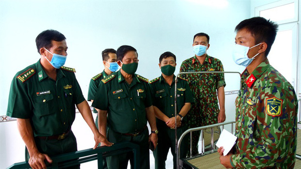 Một chiến sĩ bị sét đánh bất tỉnh tại chốt chống dịch Một chiến sĩ bị sét đánh bất tỉnh tại chốt chống dịch