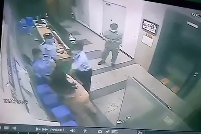 Người phụ nữ cầm dép lao về phía bảo vệ khi bị nhắc đeo khẩu trang bị phạt 2 triệu Người phụ nữ cầm dép lao về phía bảo vệ khi bị nhắc đeo khẩu trang bị phạt 2 triệu
