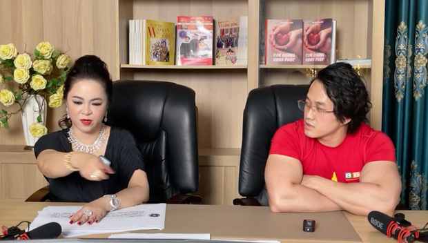 Bà Phương Hằng chính thức xin lỗi sau loạt ồn ào với sao Vbiz, nhưng xin lỗi ai và vì cái gì thì đúng là “plot twist” - 3 Bà Phương Hằng chính thức xin lỗi sau loạt ồn ào với sao Vbiz, nhưng xin lỗi ai và vì cái gì thì đúng là “plot twist” - 3